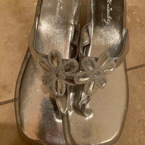 NEW - Unionbay Girls Silver Sandal